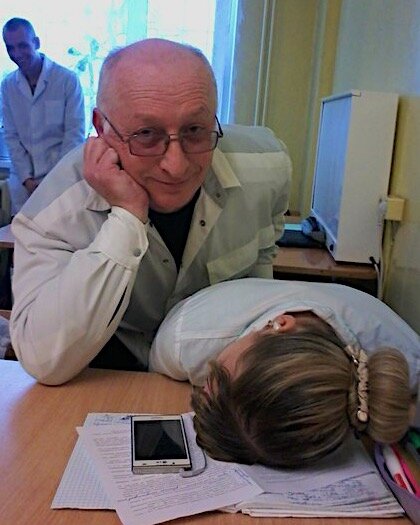 Студентке очень повезло, т.к преподаватель отнёсся с юмором;) 