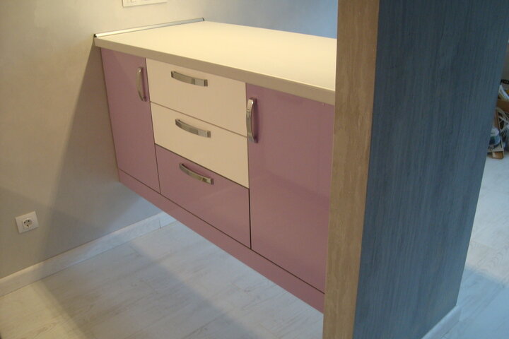 Подвесной стол-бар