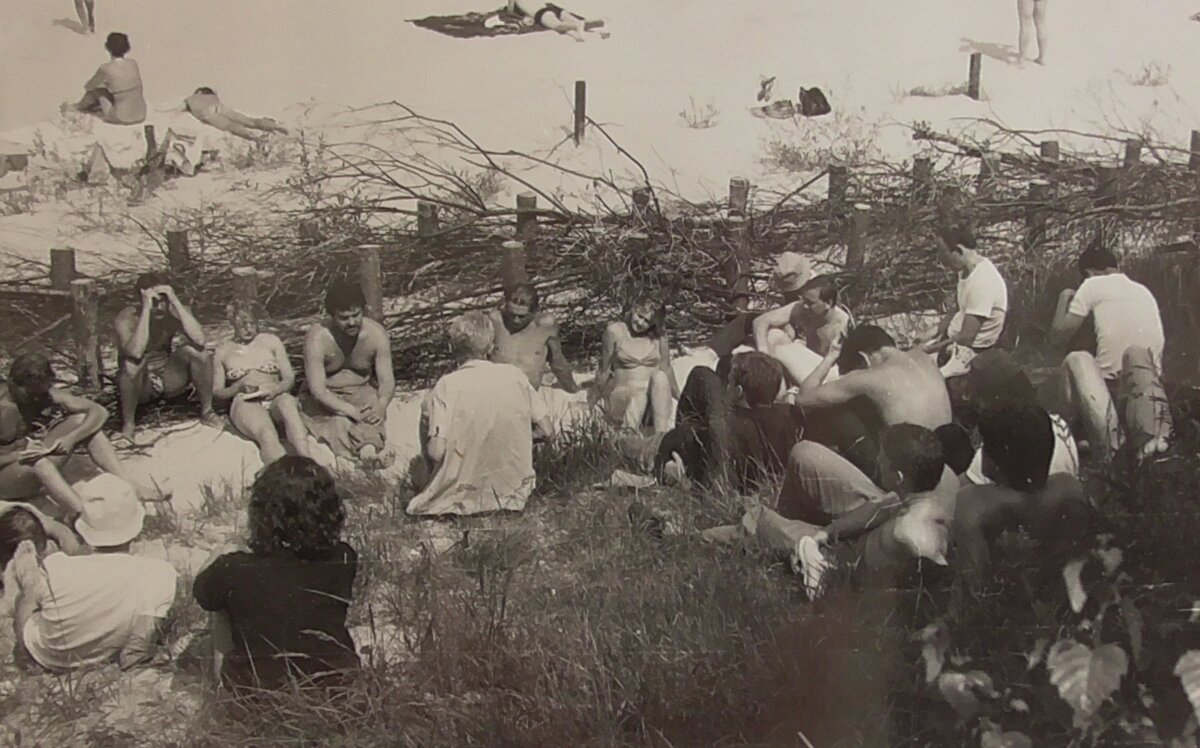 Май Михайлович спиной в центре. Я справа в дальнем ряду третий, возле шляпы. 