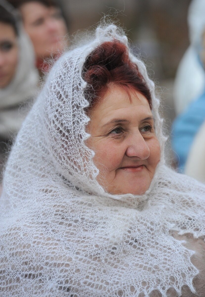 Пуховый платок в подарок бабушке