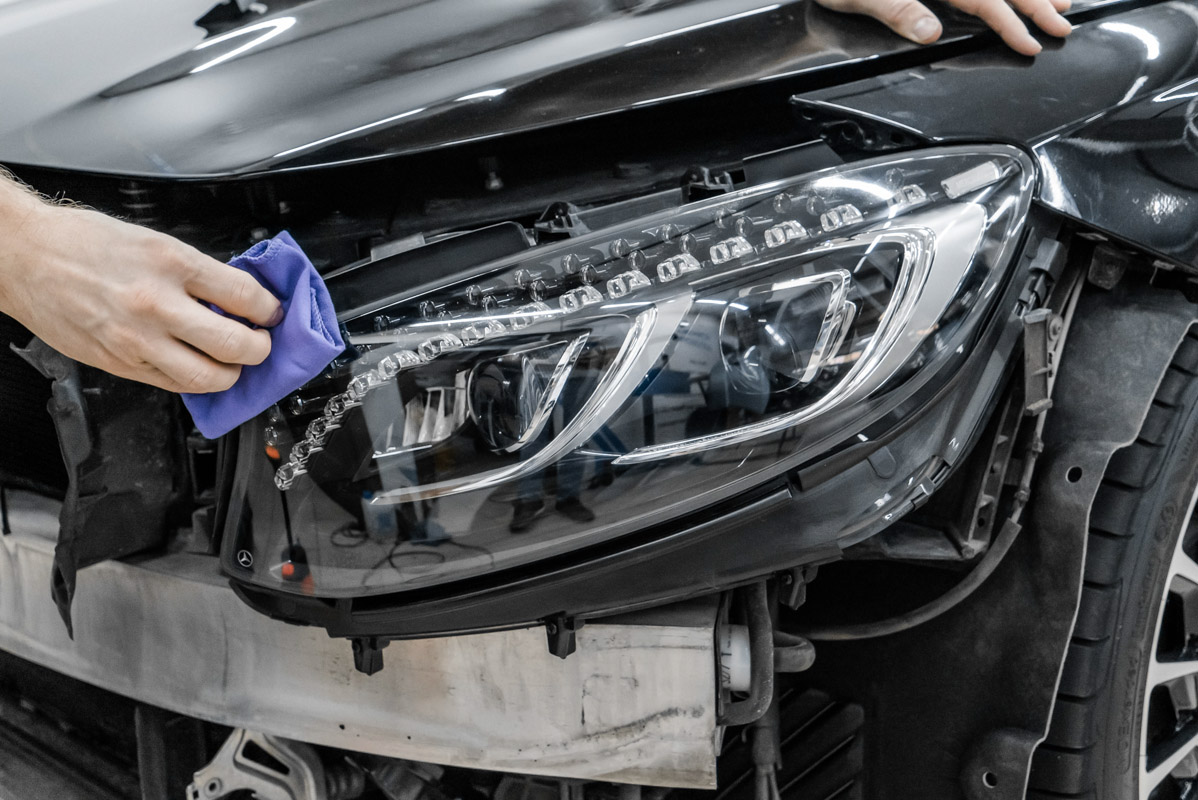 Чистим стекло перед бронью фар.