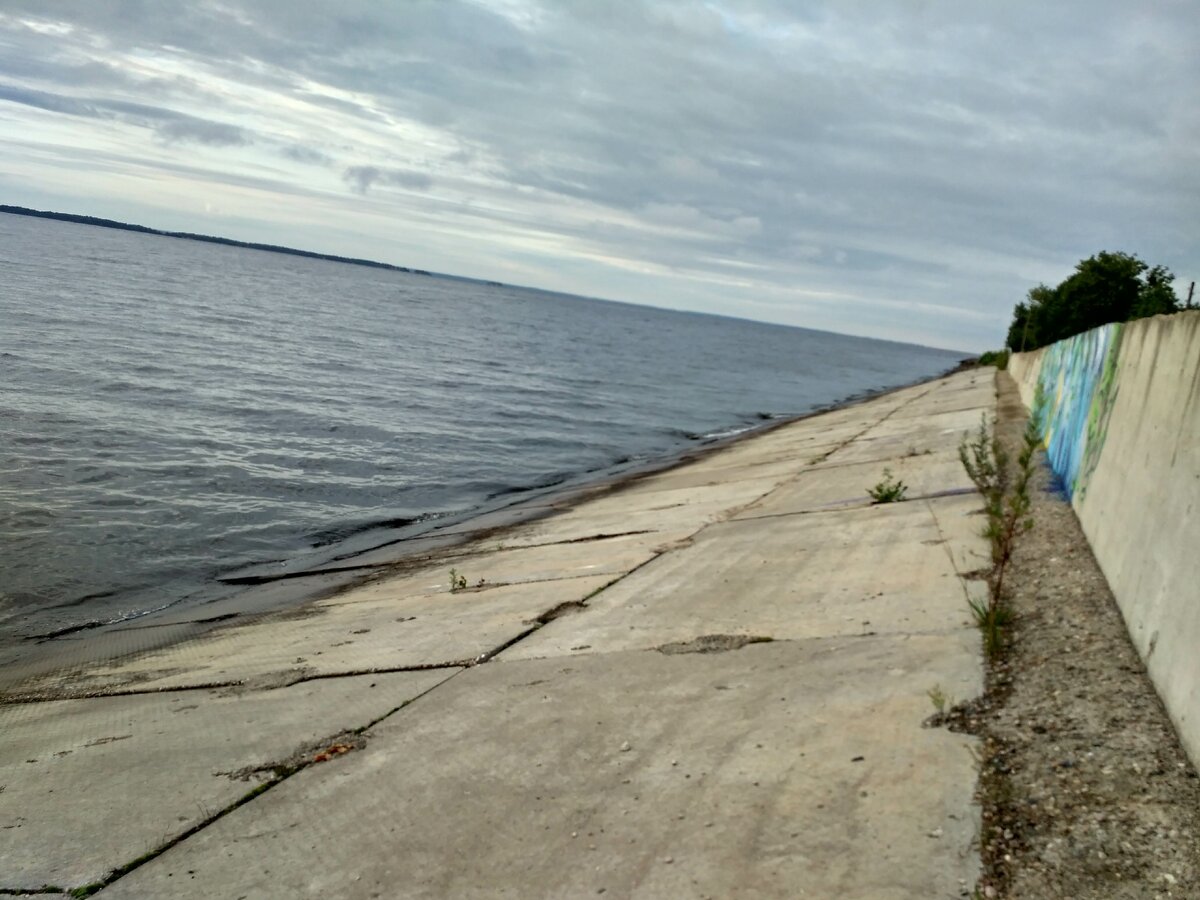 Этот городок стал местом для нашей ночлежки. Расположившись на берегу водохранилища, под ярким освещением полной луны, каждый погрузился в свой Horror . Горьковское водохранилище под лунным светом невероятно красиво. В этом месте р.Волга делает резкий поворот на 90° и течет к Нижнему Новгороду