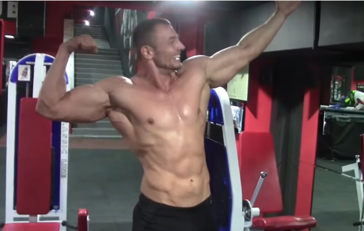 И вышло пузо из качалки накачанным бойцом, потому что диету еще соблюдал