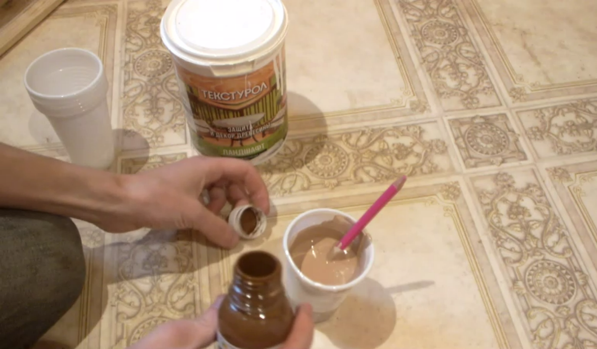 Смешиваем пропитку с колером нужного цвета