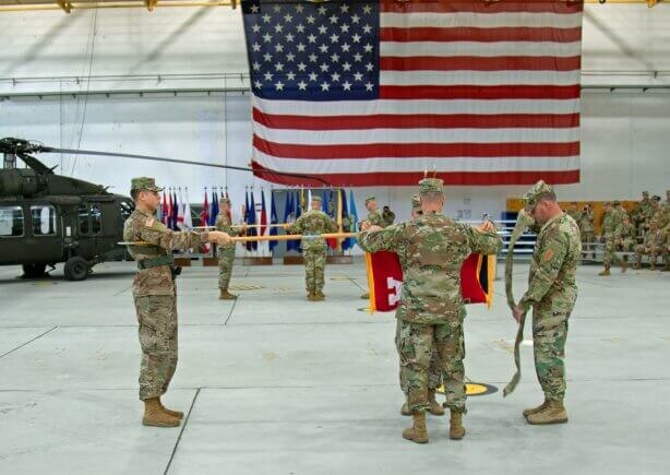 Церемония пересменки бригад армейской авиации США на базе Иллесхайм, Германия