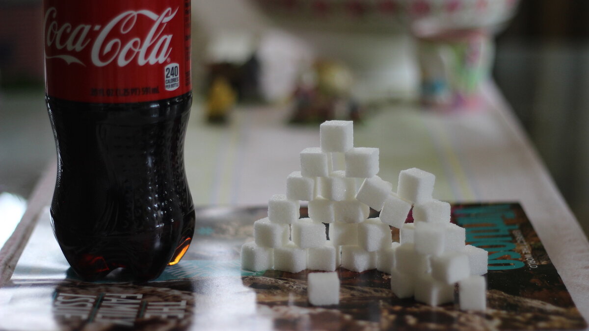 Максимальное количество сахара ежедневно. Сахар в газированных напитках. Сахара напиток. Сахарозаменители в газированных напитках. Кока кола сахар.