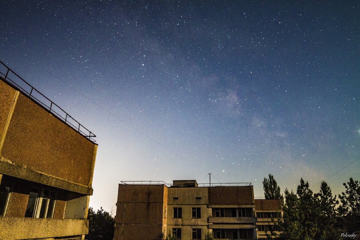 Припять в ночное время суток. Здесь не ходят туристы, и не живут люди. Фото заброшенного города