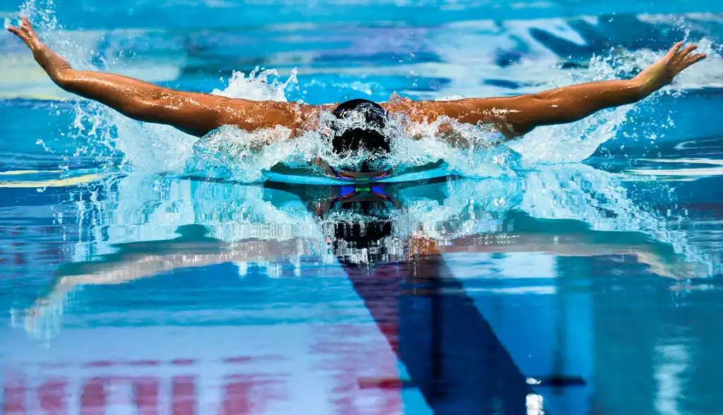 Плавание (спорт). Виды спортивного плавания. Человек плывет. Пловцы на соревнованиях. Спортсмен занимающийся плаванием