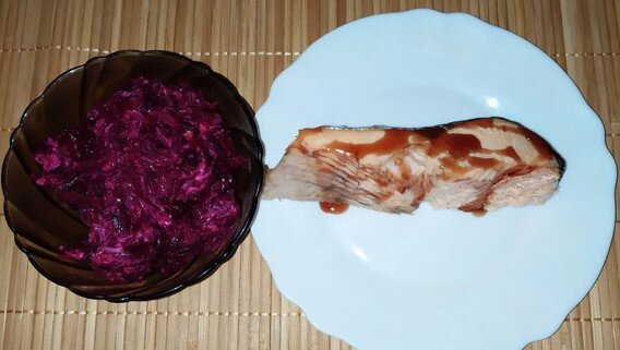 тушеная красная рыба и салат из свеклы с чесноком