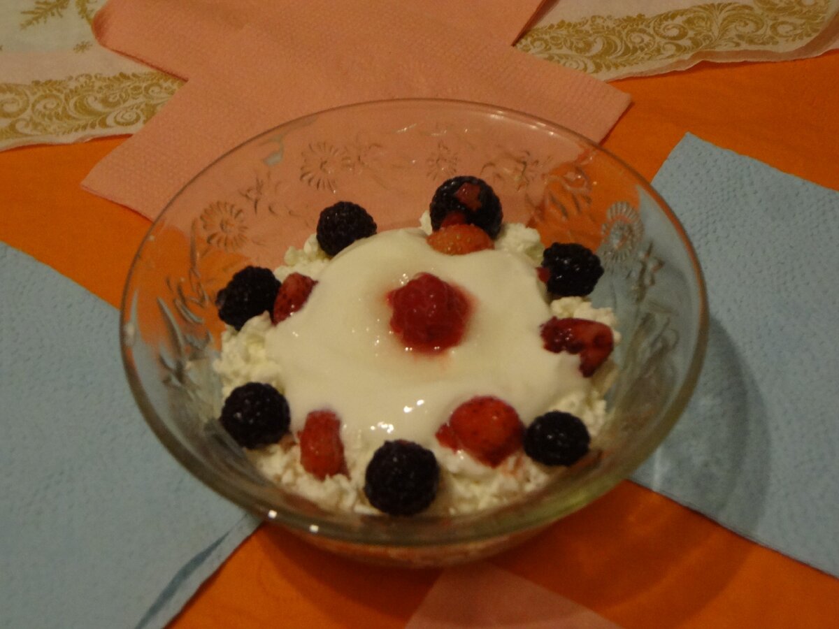 творог со сметаной и ягодой