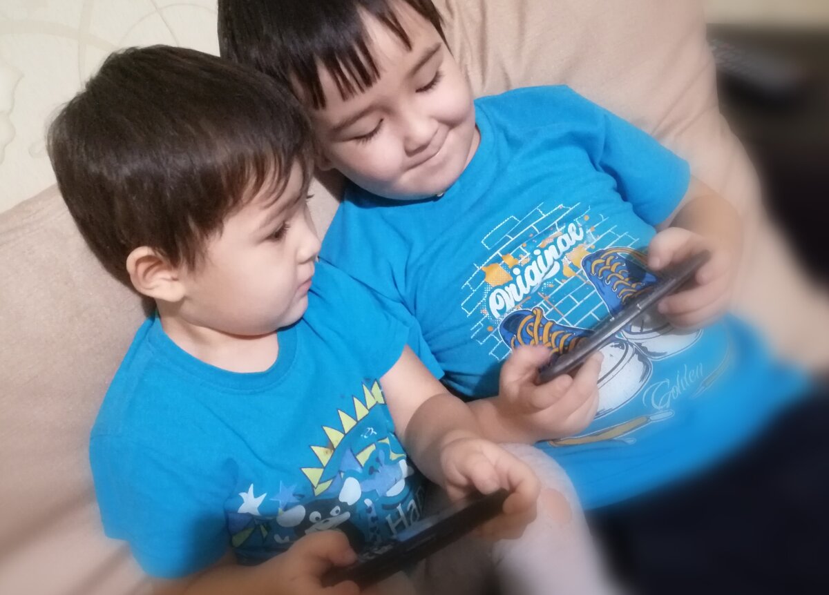                                         Дети сидят в телефонах 