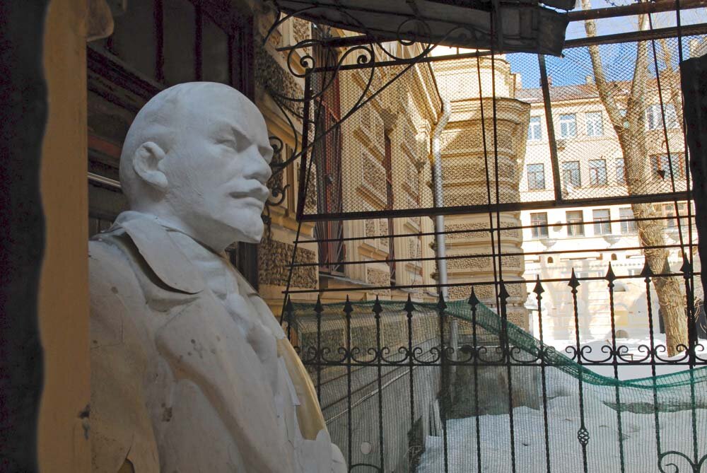 В отличие от кардинала Ленина как-то удалось обнаружить неподалеку, во дворах. Фото Елены Головань. 