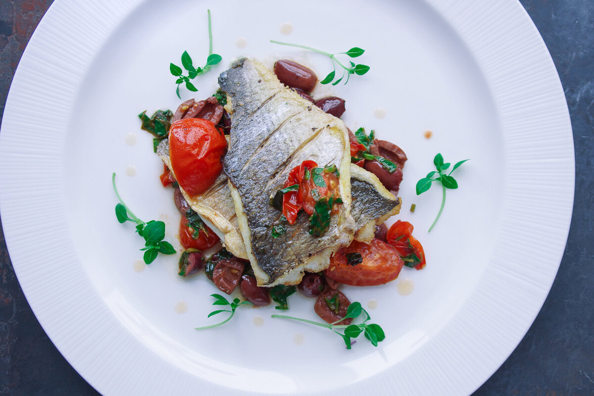 Жареное филе дорадо с сальсой из томатов и оливок