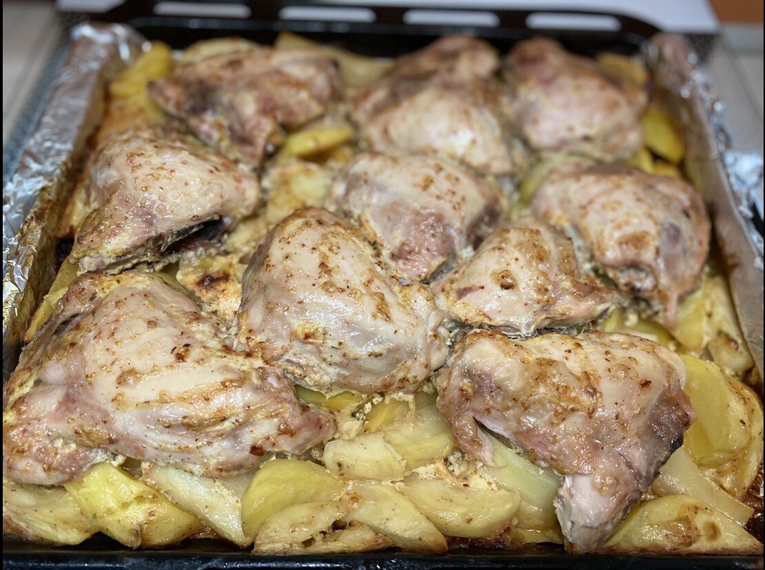 Куриные бедра по-французски, запеченные с картофелем - кулинарный рецепт.