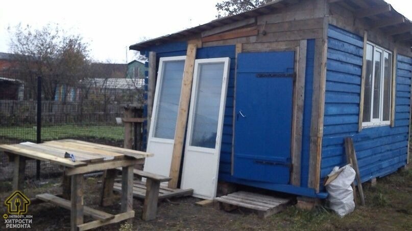 Подросток у родителей на даче построил себе отдельный дом из старых палет. Фото До/После.