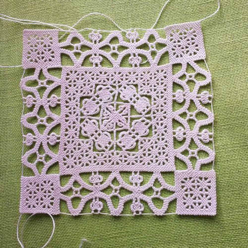 Игольное кружево в технике Puncetto Valsesiano. Автор @igioiellidi