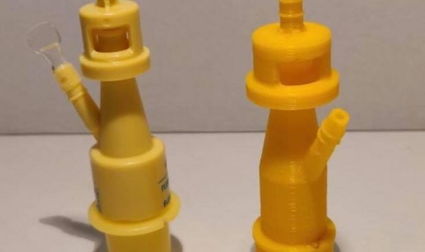 Слева оригинальный клапан для ИВЛ, справа — напечатанная на 3D-принтере копия.