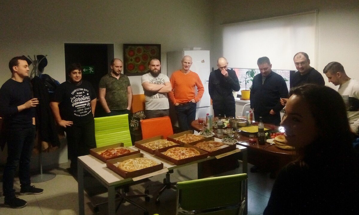 Вот так за большим общим столом иногда отмечаются праздники) 