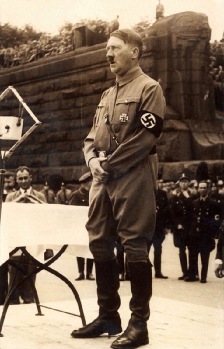 Гитлер фото в полный рост цвете