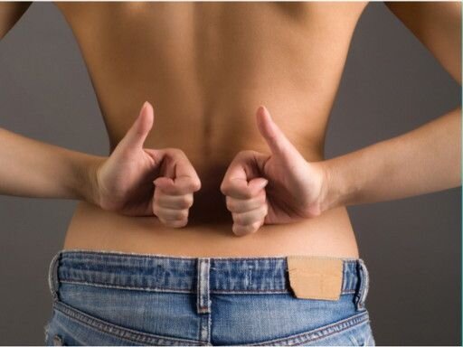 Боли и тяжесть в пояснице – частый побочный эффект от базовых упражнений вроде становой тяги и приседаний. А еще – поясница может болеть от долгого сидения в офисе, от полного отсутствия нагрузки и даже от стресса. 
«Советский спорт» собрал лучшие упражнения для низа спины. Они позволят забыть о неприятных ощущениях и сделают мышцы низа спины сильнее. Весь комплекс движений займет около 10 минут, а выполнять его можно дома, не имея вообще никаких тренажеров.

Скручивания
Ложимся на спину. Ноги сгибаем в коленях и ставим на пол, руки раскинуты в стороны. На вдохе согнутые в коленях ноги поворачиваем влево до касания коленом земли. В это же время туловище скручиваем вправо. Задерживаемся в этой позиции на 2-3 секунды. На выдохе возвращаемся в исходную позицию. Следующий вдох – ноги опускаем вправо, туловище скручиваем влево. Повторяем примерно 8-10 раз в каждую сторону.

Кошачье выгибание
Становимся на четвереньки. На вдохе прогибаем спину в позвоночнике – задерживаемся на 2-3 секунды. На выдохе – максимально округляем спину и опускаем голову. Фиксируемся 2-3 секунды. Повторяем упражнение 10-12 раз.

Опускание таза в стороны
Из положения стоя на четвереньках начинаем плавно опускать таз вправо и влево (желательно до касания пола). Колени не отрываем от пола, стопы остаются на полу. 10-12 раз в каждую сторону.