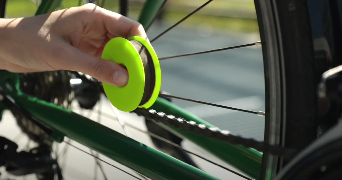 Зелёный диск для велосипеда смазка. Смазка цепи велосипеда зеленый. Машинка для смазки велосипеда. Смазка для велоцепи. Можно ли смазывать велосипедную цепь