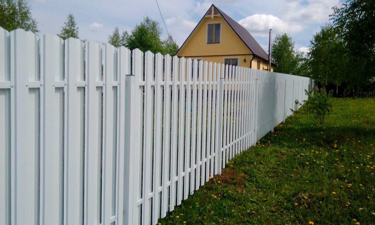 Забор из белого штакетника в шахматном расположении