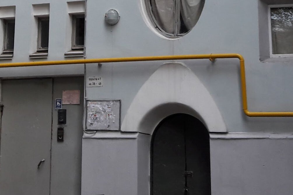 К сожалению, фото с нумерацией квартир пока только такого качества: нет возможности съездить переснять(