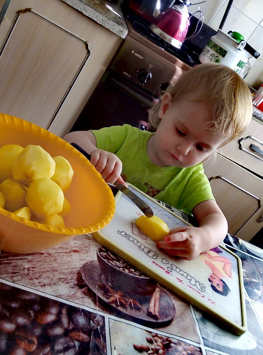           Аккуратно разрежем картофель