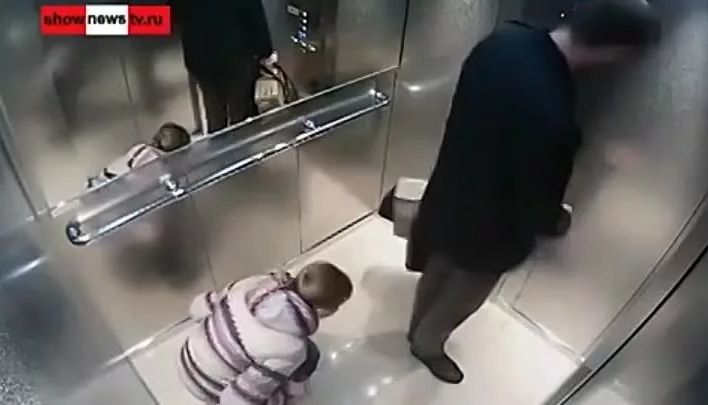 Китаянка справляет нужду в лифте в городе-миллионнике 