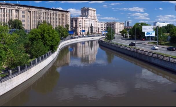 Одетая в каменные берега Яуза на пути к Москве-реке