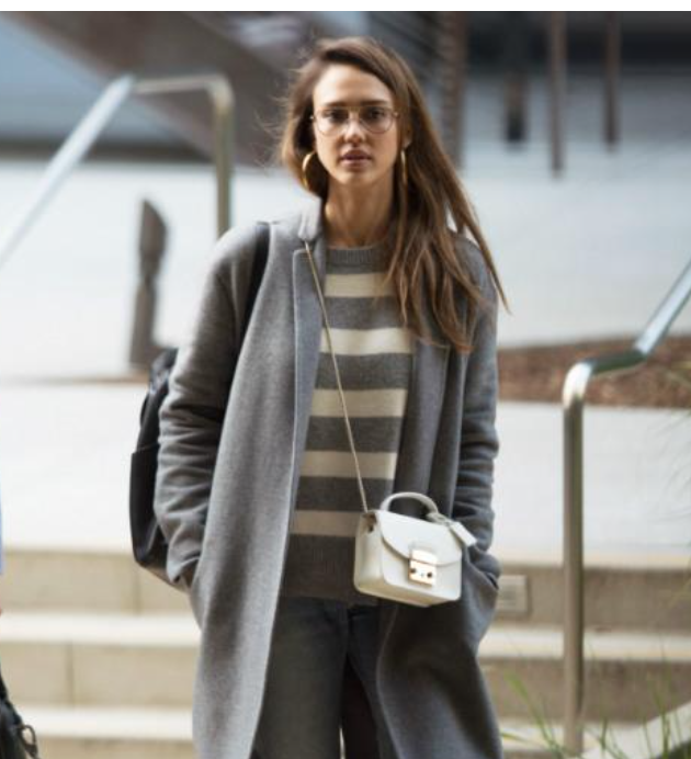 Джессика Альба явно является поклонником классической модели Furla Metropolis