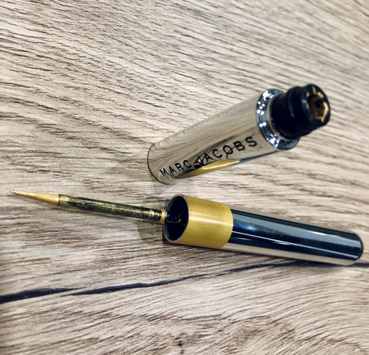 Интересно, сколько человек напишет «где свотчи, тварь!». А их не будет, потому что я не знаю ни одного человека, который покупает косметику по свотчам. 