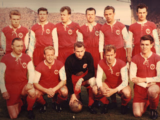 18 мая 1960 года. «Айнтрахт» перед финалом Кубка европейских чемпионов с мадридским «Реалом». Стоят (слева направо): Линднер, Лутц, Хофер, Штайн, Пфафф, Майер. Присели: Кресс, Вайльбехер, Лой, Штинка, Айгенбродт