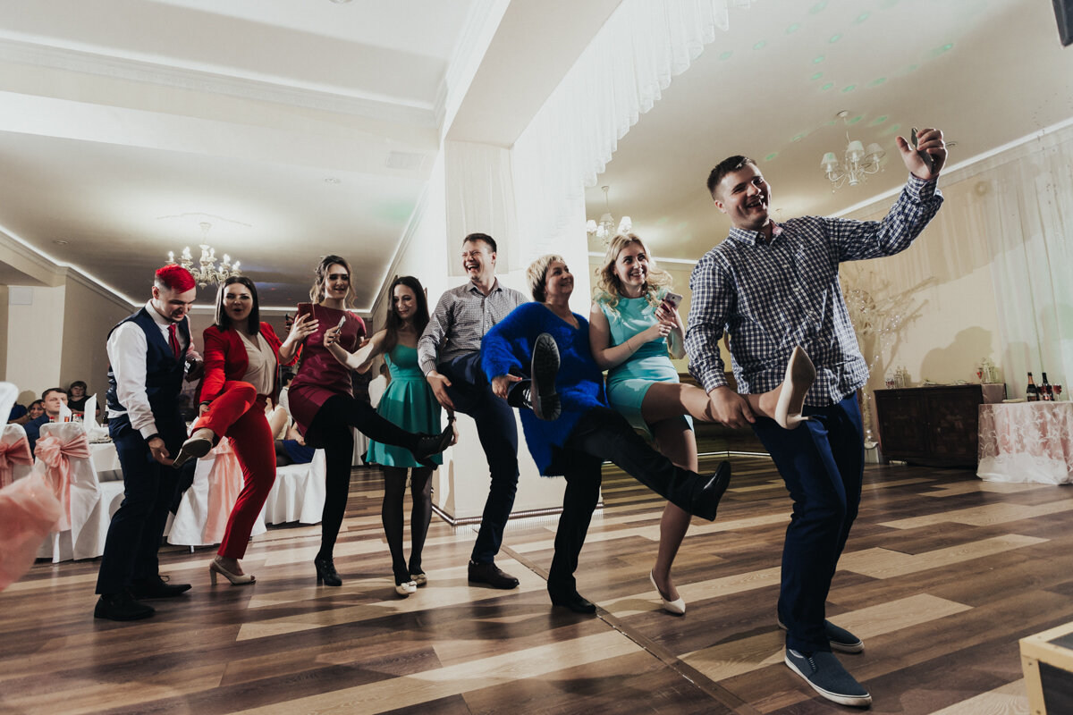 Вместо криков горько, можно предлагать для гостей, которые кричат - делать спец задания, если выполнят - молодожены целуются.