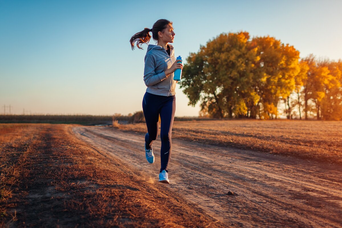 Пробежка для здоровья. Девушка бежит. Занятия спортом на свежем воздухе. Здоровый образ жизни бег. Вести активный образ жизни.