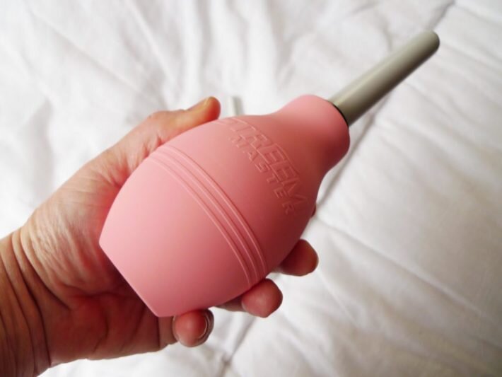 Для спринцеваний используют медицинскую грушу