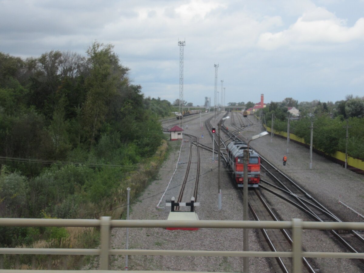 Путепровод через железную дорогу, фото из окна автобуса, 2М62У закрыл столб