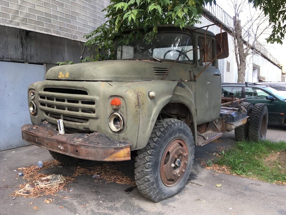 Заброшенные грузовики на улицах Москвы: ЗИЛы, МАЗы, Volvo и даже ERF |  Автохлам Патруль | Дзен