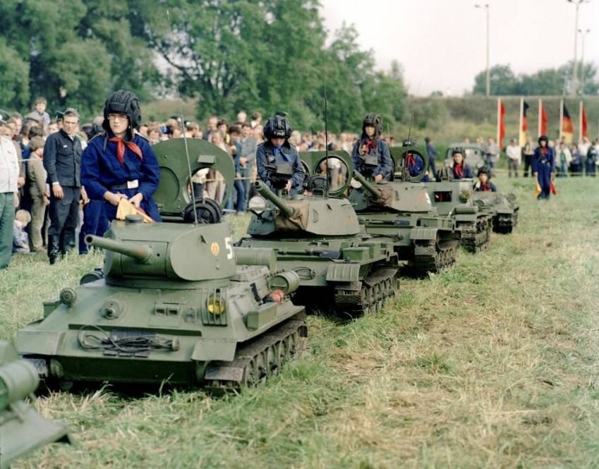 Немецкие пионеры на подвижных макетах советских танков. Дети в военной форме, так ненавидимые нынешними умниками и критиками "победобесия". А  ведь  это  просто ПРАВИЛЬНОЕ ВОСПИТАНИЕ БУДУЩИХ СОЛДАТ.  Смотрите и учитесь. Теперь, на волне толерантности вырастают там совсем другие типажи, которые не могут дать отпор оборзевшим "беженцам" в собственной стране.