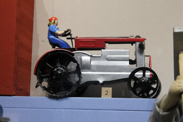 Трактор с Пашей Ангелиной, ЛЗМ, фото из свободного доступа