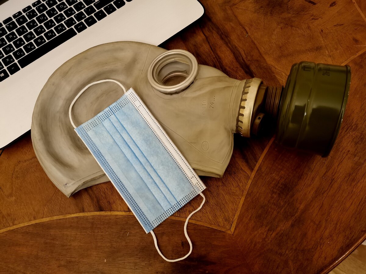 Что общего у старого советского противогаза и современной одноразовой маски?