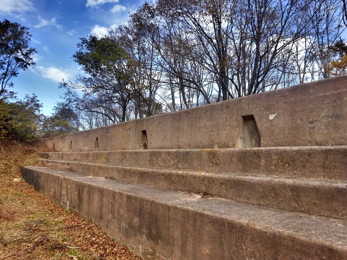 Бетонный бруствер с нишами для укрытия пехоты