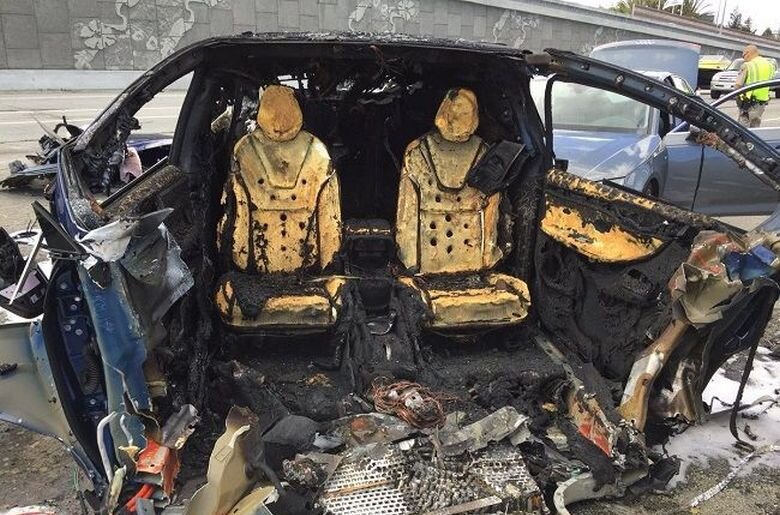 пожар в электромобиле.  Внизу можно увидеть те самые пальчиковые батарейки 18650  (банки)