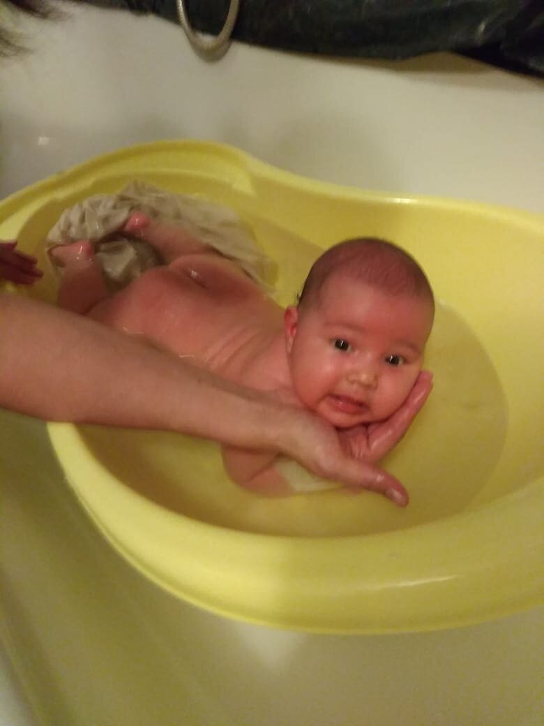 Температура для купания новорожденных в ванночке. Купание грудничка. Купание новорожденного ребенка. Купание ребенка на животе. Позы для купания новорожденных.