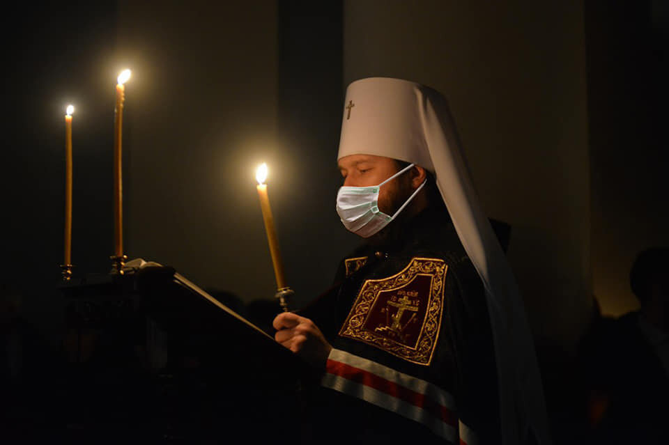 Быть в церкви на службе. Батюшка в церкви. Священник на службе в храме. Маски в церкви. Священник в маске.