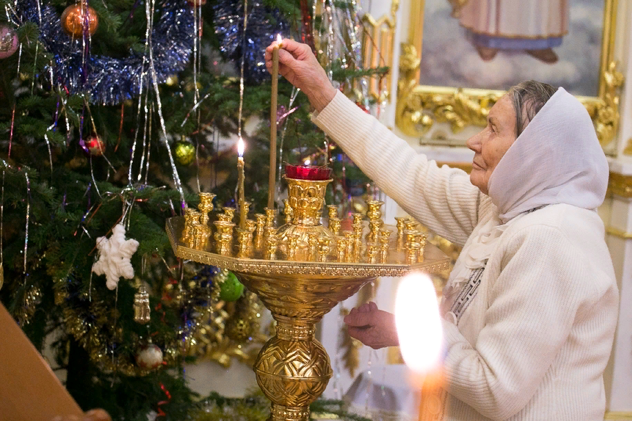 17 января 20 января. Рождество Православие. Русское православное Рождество. Богослужение на Рождество свеча. Рождественский стол в православной семье.