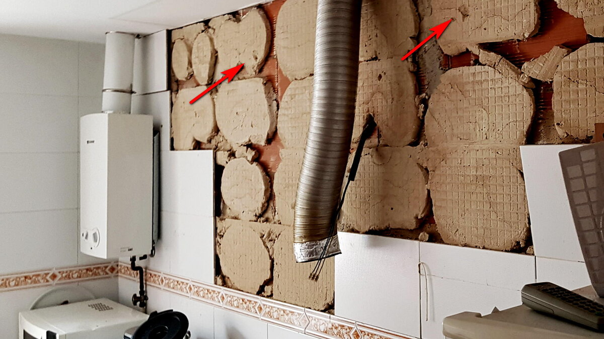 К тому же, дюбеля просто немного "входили" в раствор для плитки. Зачем плитка за мебелью - неизвестно