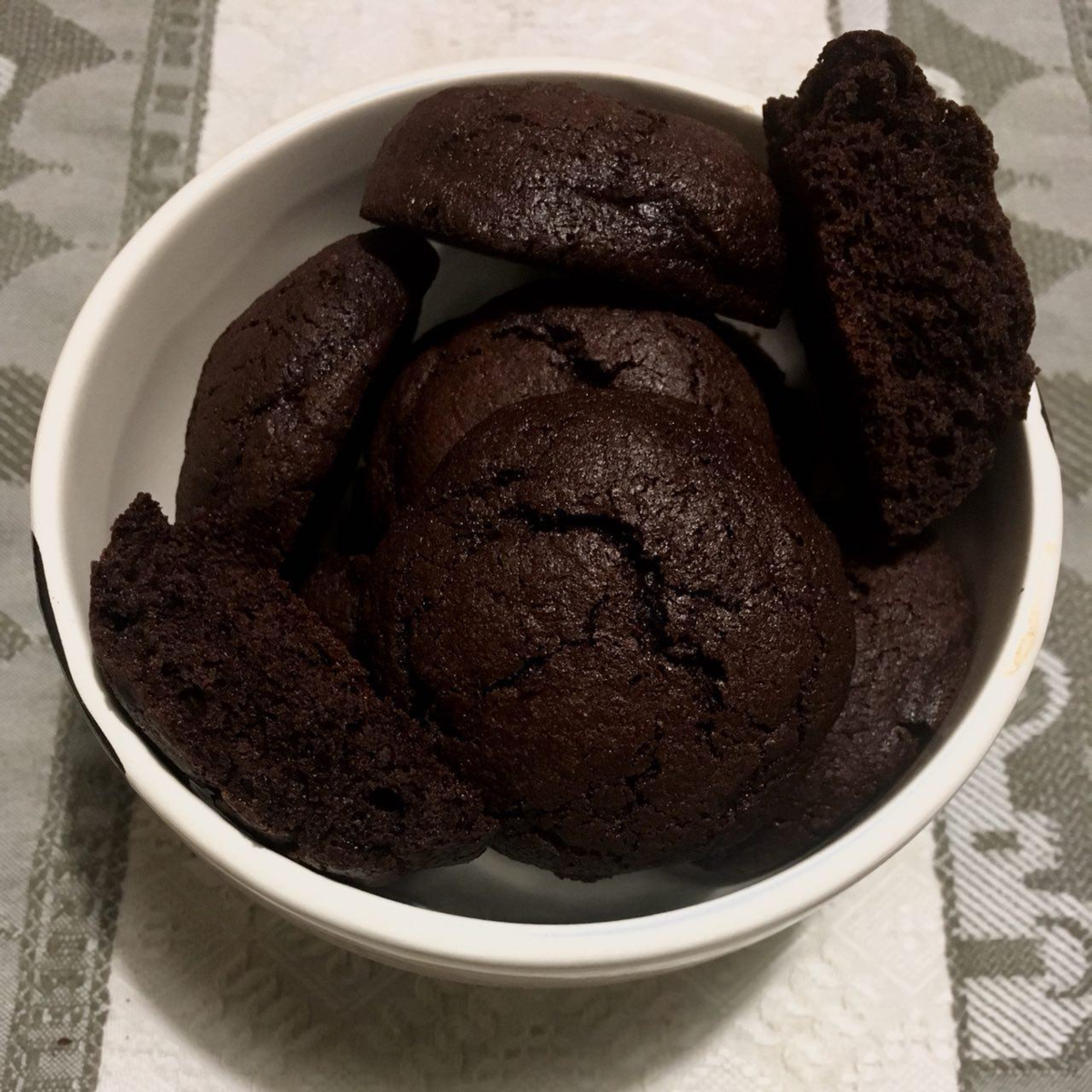 Рецепт печенья с какао в духовке. Шоколадное печенье. Печенье из какао. Шоколадное печенье с какао. Мягкое шоколадное печенье.