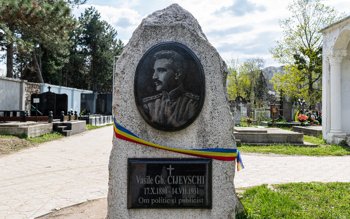 Могила Василия Георгиевича Чижевского на Армянском Кладбище Кишинева