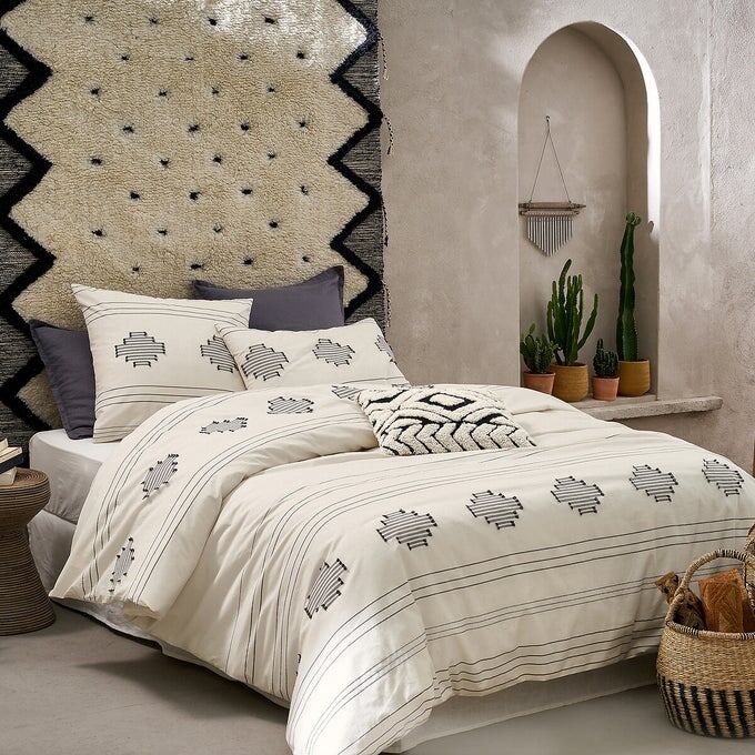 Комплект Tetouan Постельное белье с графическим черным рисунком на бежевом фоне , в этническом стиле, строгом и элегантном.